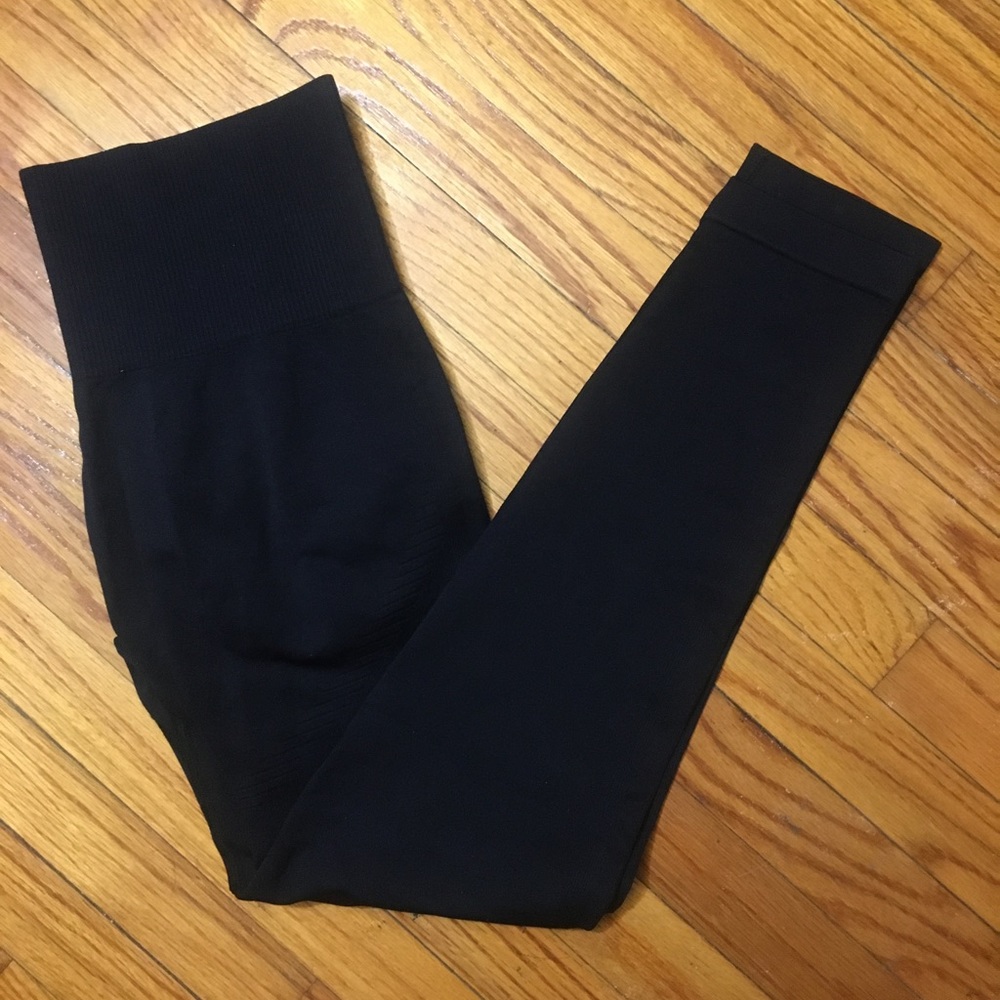 NWT black scrunch butt leggings